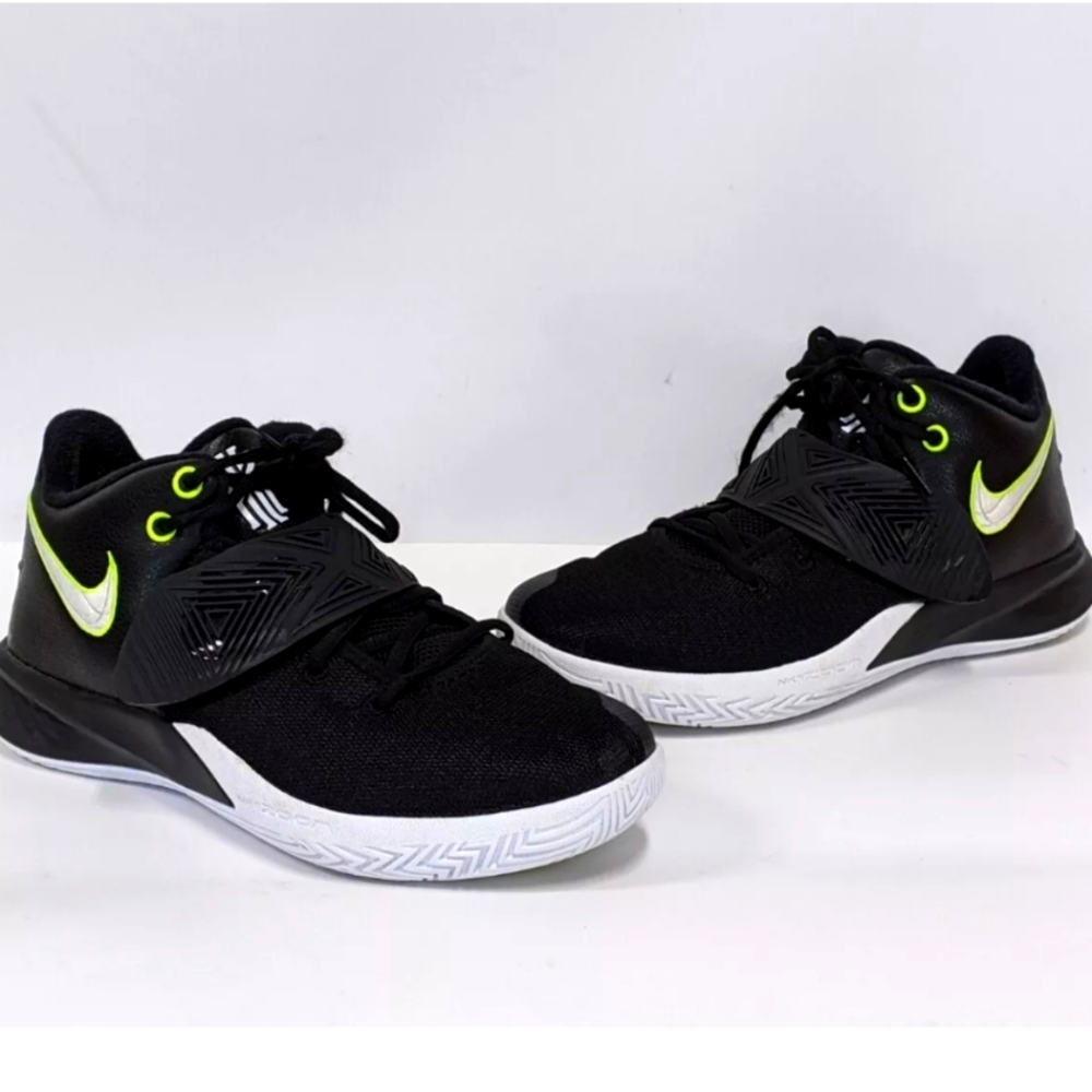 NIKE KYRIE FlyTrap III 3 Size 10 Black White Green BQ3060-001